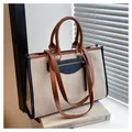 Detalle de bolso tote de lona con adornos en contraste y bolsillo con cremallera azul - Marrón & Azul