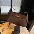 Retro dunkelbraune Umhängetasche mit goldenem Drehverschluss und Lederriemen - Kaffeebraun