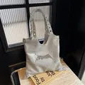 Bolso tote plateado metalizado Y2K con remaches y correa de ojal en mármol - Plateado