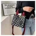 Τσάντα tote με καρό σχέδιο, κόκκινες υφασμάτινες λαβές και χρυσά μεταλλικά στοιχεία - Μικρό / Μαύρο