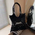 Bolso bandolera gótico negro con tachuelas plateadas y ojales en la correa - Negro