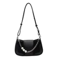 Bolso de hombro negro tipo montura con cadena de perlas y correa ajustable en blanco - Negro
