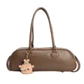 Bolso de hombro Boston marrón con textura de lichi y colgante de pompón de felpa - Color Barro (Con Colgante)