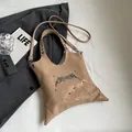Bolso bandolera vintage de cuero caqui con detalles metálicos y base puntiaguda - Caqui