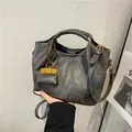 Vintage dunkelgraue Eimertasche mit Mini-Umschlag-Anhänger und goldenen Beschlägen - Grau