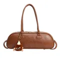 Bolso baguette retro de cuero marrón con relieve de marca y un bonito peluche - Marrón (Con Colgante)
