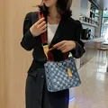 Τσάντα denim με μπλε και λευκό καρό, ξεφτισμένες άκρες και χρυσό κούμπωμα - Μικρό / Μπλε