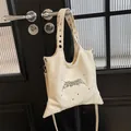 Bolso bandolera blanco crema con tachuelas plateadas y estampado metálico artístico - Beige
