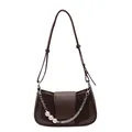 Bolso de hombro marrón con patchwork de ante, cadena plateada y perlas - café