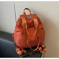 Mochila de viaje de nailon rojo óxido con correas ajustables y bolsillos laterales - Naranja