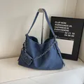 Sac hobo en jean bleu avec chaîne argentée et mini pochette assortie sur support - Bleu foncé