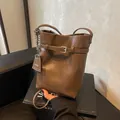 Secchiello chic in pelle marrone con dettaglio catena argento e tracolla regolabile - Cachi