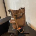 Borsa a secchiello in pelle marrone scuro con catena argento e piccola pochette - Marrone