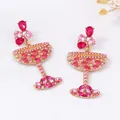 Elegante roze strass bloem oorbellen met goudkleurige afwerking en kristalaccenten - Rozerood