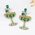 Detail van gouden cocktailglas oorbellen met groene kristallen en glanzende strass - Groen
