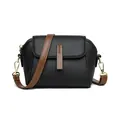 Schicke schwarze Umhängetasche aus Leder mit braunem Riemen und goldenen Details - 18*9*13 / Schwarz