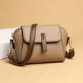 Chicke khakifarbene Umhängetasche aus genarbtem Leder mit braunem Gurt und Goldclip - 18*9*13 / Khaki