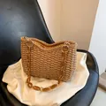 Bolso de hombro de paja beige con cadena de acrílico marrón y detalles dorados - Caqui