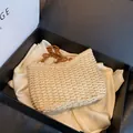 Bolso bandolera de paja beige con cadena de acrílico ámbar en una caja de regalo - Blanco