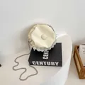 Schicke cremefarbene geraffte Rundtasche mit Kette und mattiertem Perlengriff - Einheitsgröße / Weiß