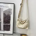 Beige Umhängetasche aus Canvas mit Fransenkanten und verstellbarem Gurt im Retro-Stil - Einheitsgröße / Gebrochenes Weiß