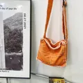 Sac bandoulière rétro orange en toile avec bords effilochés et coutures blanches - Taille unique / Rouge Orangé
