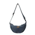 Borsa a tracolla a mezzaluna in denim blu scuro con tracolla regolabile e patch in pelle - Blu