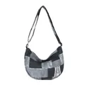 Bolso de hombro media luna de denim patchwork azul con correa ajustable y textura vintage - Negro