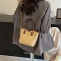 Borsa a secchiello bicolore kaki e marrone scuro con manici e tracolla rimovibile - Cachi Scuro