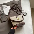Bolso tipo cubo retro de lona y cuero marrón con cierre de giro dorado elegante - Marrón