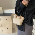 Borsa a secchiello minimalista bicolore beige e marrone con dettagli in oro lucido - Cachi Chiaro