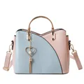 Borsa bicolore alla moda con nappa a cuore di perle e manico in metallo dorato - Blu