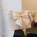 Gewebte Stroh-Beuteltasche in Cremeweiß mit großer Chiffonschleife und verstellbarem Gurt - Weiß mit Schleife