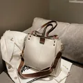Bolso tote crema con asas de cuero y una elegante correa de tela ancha en color marrón - Blanco