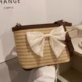Handgewebte Stroh-Beuteltasche mit großer cremefarbener Schleife und Lederriemen - Kaffeebraune Schleife
