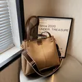 Bolso tote caqui de gran capacidad con adornos marrones y correa ancha desmontable - Caqui