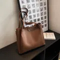Bolso tote grande de cuero marrón oscuro con costuras verticales y correa ancha - Marrón