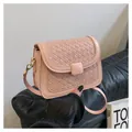 Borsa a tracolla rosa con trama intrecciata e dettagli dorati tenuta a mano - Rosa