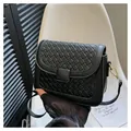 Elegante borsa a tracolla nera a trama intrecciata con dettagli in metallo dorato - Nero