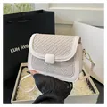 Borsa a tracolla intrecciata rosa da donna con dettagli dorati e fibbia quadrata chic - Bianco