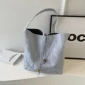 Bolso tote gris claro minimalista con textura plisada y detalles de cuentas de ámbar - Azul