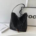 Bolso tote negro minimalista en nailon arrugado con cordón y detalles de cuentas de ámbar - Negro