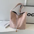 Bolso hobo rosa con textura plisada y cuentas de ámbar decorativas en la correa - Rosa
