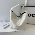 Bolso tote blanco de piel plisada con bandolera ancha y detalles de cuentas de ámbar - Blanco Roto