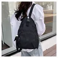 Mochila negra multifuncional minimalista con correa ajustable y bolsillo frontal - Negro