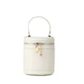 Bolso tipo cubo trenzado blanco con herrajes dorados y colgante de corazón - Blanco