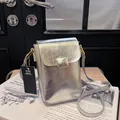 Mini silberne Umhängetasche aus Metallic-Faltenstoff mit quadratischer Schnalle - Silber