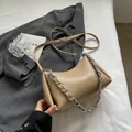 Bolso de hombro beige de cuero sintético plisado con cadena plateada y logo - Caqui