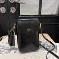 Schwarze Mini-Handytasche in Lackoptik mit Knitterstruktur und Golddetails - Schwarz