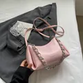 Bolso de hombro de cuero rosa plisado con cadena plateada y correa ajustable - Rosa